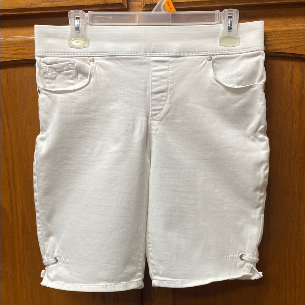 Gloria Vanderbilt Women's White Shorts
Great condition size 8P